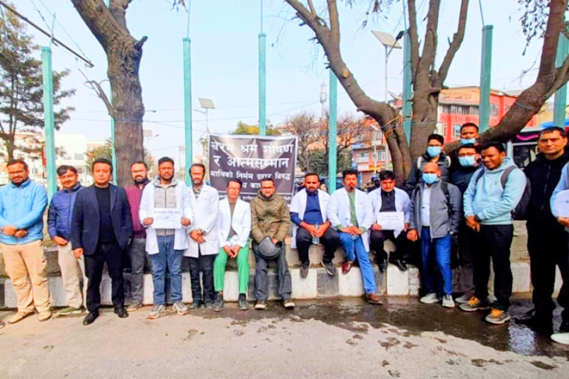 Doctors in street protest against the decision to give subsistence allowance to doctors